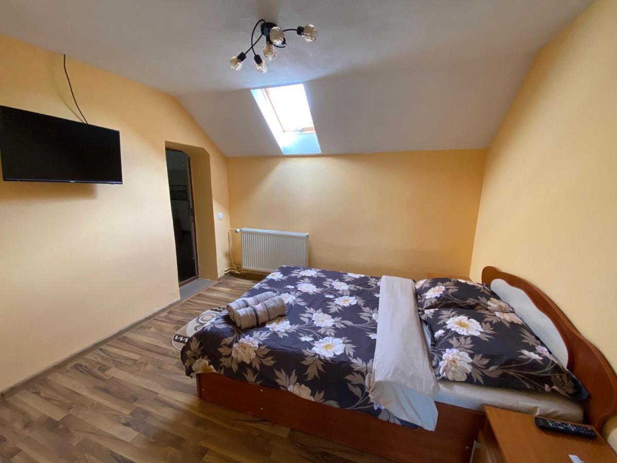 Micul Popas Hotel Novaci-Străini Buitenkant foto